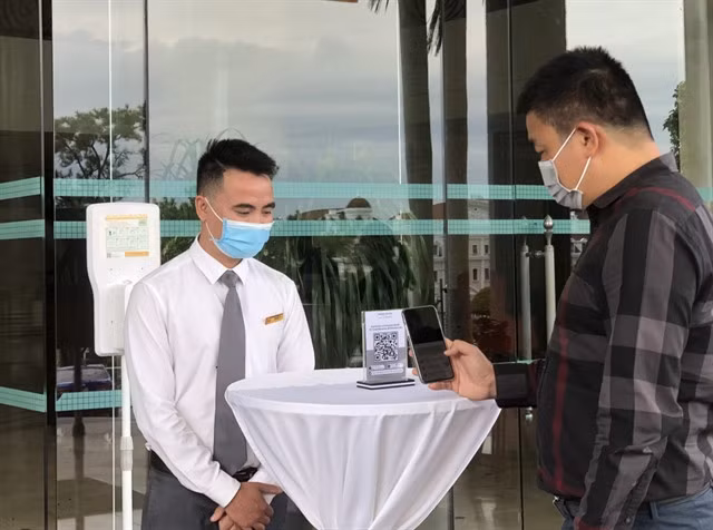 Visitors scan the QR code before entering the Sài Gòn - Hạ Long hotel. — Photo courtesy of baoquangninh.vn