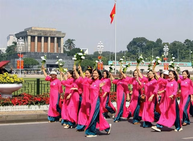 They parade to Ba Đình Square, passing through Hoàng Diệu, Hoàng Văn Thụ, and Độc Lập streets.