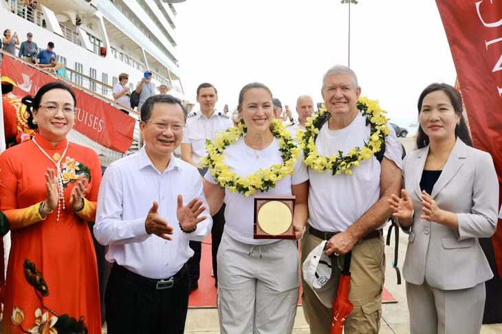 Quang Ninh leaders welcome the three millionth foreign tourists of 2024.