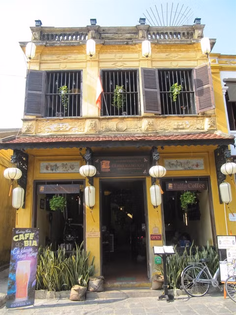 An old house in Trần Phú Street is used for business. It offers coffee and soft drinks as well as snacks for visitors. At least 236 houses in the Old Quarter are used for trading and restaurant services. VNS Photo Công Thành