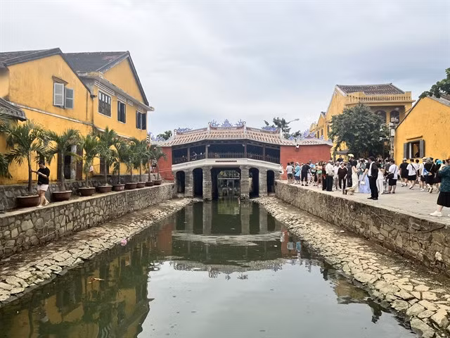 The iconic Japanese Bridge is sandwiched between Trần Phú and Nguyễn Thị Minh Khai streets in Hội An ancient town. VNS Photo Công Thành