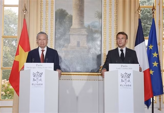 Party General Secretary and State President Tô Lâm and French President Emmanuel Macron hold joint press conference before talks on Monday evening (local time). —VNA/VNS Photo Trí Dũng