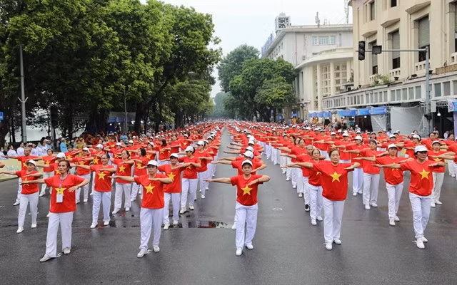 In the photo, a performance by more than 2,000 members of the Hanoi Association of Outdoor Health for the Middle-aged and Elderly. VNA/VNS Photo