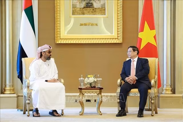 Prime Minister Phạm Minh Chính (right) meets with National Security Advisor of the United Arab Emirates (UAE) and Deputy Ruler of Abu Dhabi Tahnoun bin Zayed Al Nahyan in Abu Dhabi on October 28. VNA/VNS photo