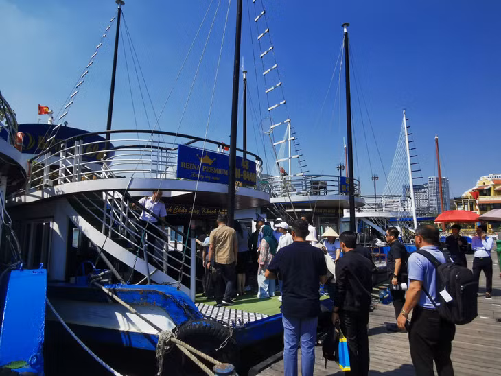 The delegation started to do a tour of Ha Long Bay.
