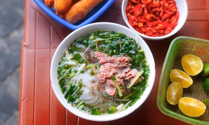 Northern beef pho features rare beef slices that are cooked by pouring hot broth over them. Photo by VnExpress/Quynh Mai