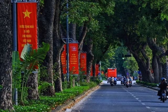 Banners on Hoàng Diệu Street which read 'Long live the Socialist Republic of Việt Nam' and 'The great President Hồ Chí Minh lives on forever in our cause'.
