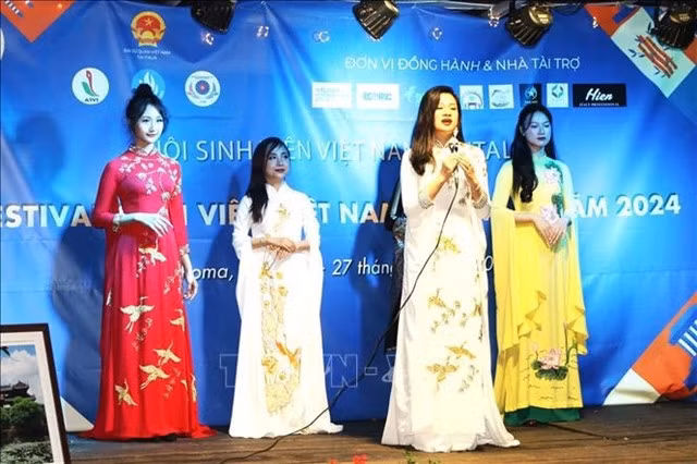 Vietnamese students take part in áo dài fashion show at the festival in Italy. — VNA/VNS Photo