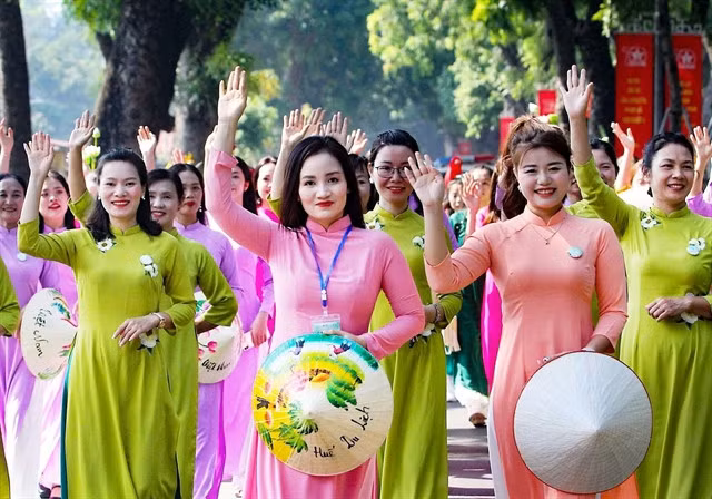 Hà Nội women gracefully wear the áo dài.