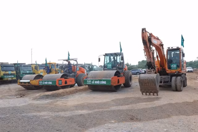 A public-invested road project under construction in Bắc Ninh Province. The Government proposed public investment at VNĐ790.727 trillion next year, VNĐ120 trillion higher than this year. — VNA/VNS Photo Thanh Thương