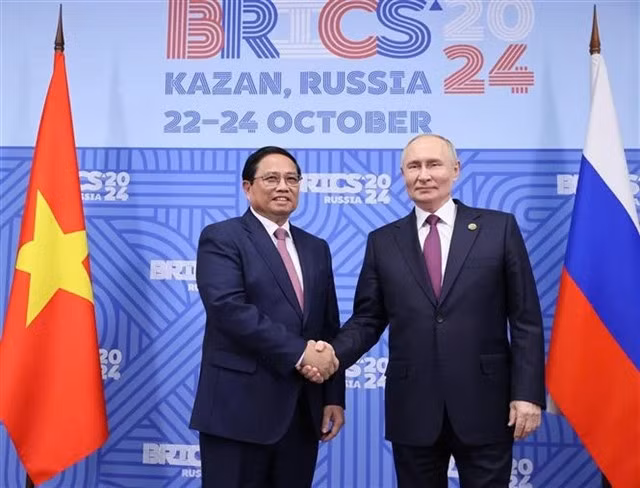 Vietnamese Prime Minister Phạm Minh Chính (left) and Russian President Vladimir Putin take a photo on the sidelines of the expanded BRICS Summit in Kazan, Russia, on October 24 evening (local time). VNA/VNS Photo