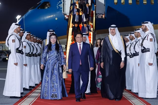 Prime Minister Phạm Minh Chính and his spouse were welcomed at Doha International Airport on the arrival by Qatari Minister of State Ahmed bin Mohammed Al Sayed and Director of the Department of Protocol at the Qatari Ministry of Foreign Affairs Ibrahim Yousuf Abdullah Fakhro. — Photo from the Việt Nam Government Portal