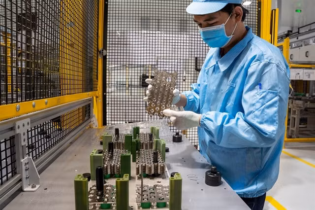Battery production at VinFast, the electric car subsidiary of Vingroup. The new investment fund founded by the corporation aims to support technology and semiconductor projects. — Photo courtesy of Vingroup