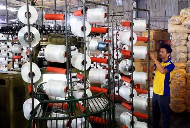 Production of raw materials for the garment industry in HCM City. The garment and footwear industries need to be self sufficient in raw materials to develop sustainably. (Photo: VNA)