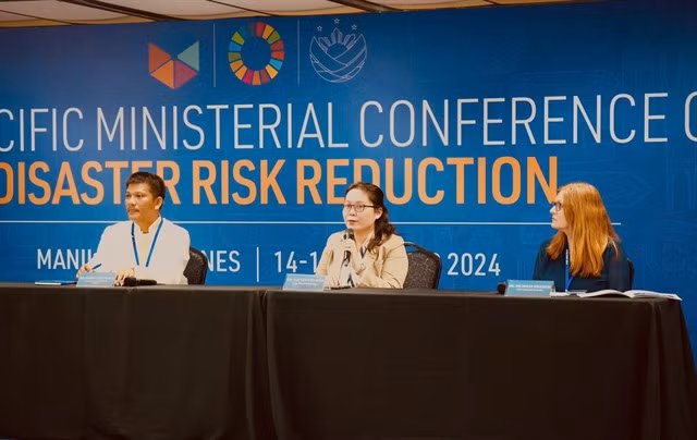Nguyễn Ánh Minh (middle), lecturer at the Cần Thơ University, presents Việt Nam's report "Analysis of adaptation capacity to climate disasters among Khmer women in the Mekong Delta".