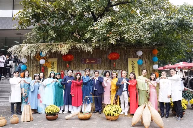 International students in Vietnamese traditional áo dài celebrate Lunar New Festival with their peers in Hà Nội. VNA/VNS Photo