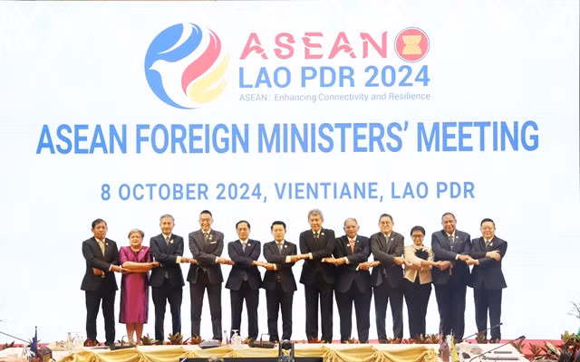 Deputy Prime Minister and Minister of Foreign Affairs Bùi Thanh Sơn and other ASEAN foreign ministers at the high-level meeting in Vientiane on Tuesday. — VNA/VNS Photo Xuân Tú