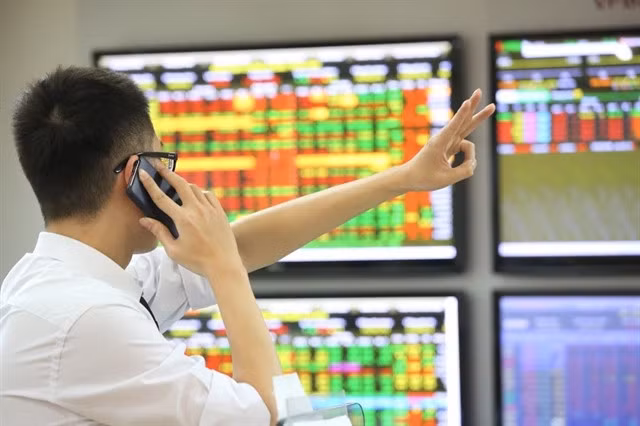 A trader monitors the stock market. — Photo baotintuc.vn