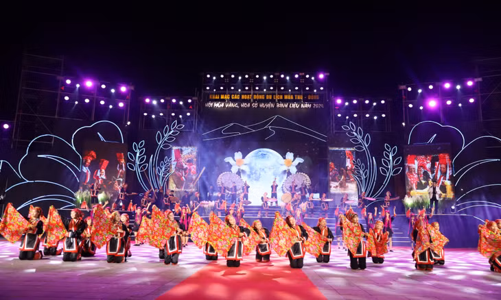 The vibrant colors of the Dao Thanh Phan ethnic group and the traditional San Co dance featured in the Opening Ceremony of Binh Lieu District’s 2024 Culture and Tourism Week.