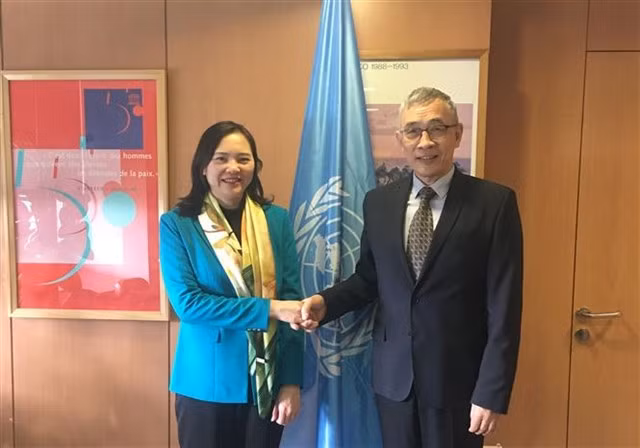 Ambassador Nguyễn Thị Vân Anh, Permanent Representative of Việt Nam to UNESCO and Qu Xing, Deputy Director-General of UNESCO (right). VNA/VNS Photo