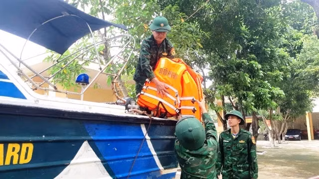 Border guards in the central Quảng Bình Province prepare equipment in response to Typhoon Trami. — VNA/VNS Photos