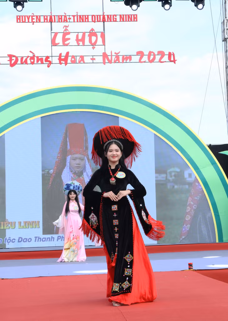 A contestant looks graceful in the traditional Ao Dai performance at the Opening Ceremony.