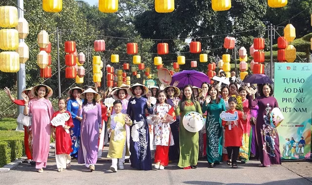 Over 1,000 delegates parade in áo dài from the Thăng Long Imperial Citadel Centre.