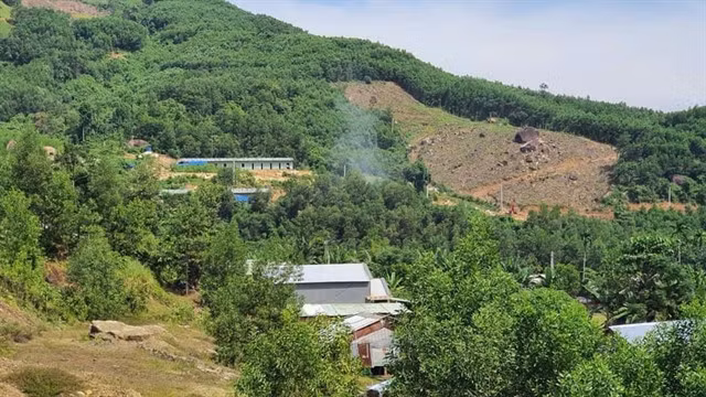 A crack is found at a mountain in Hiệp Đức district of Quảng Nam Province. Rescue forces had helped relocate 162 residents living near the landslide risk area. Photo courtesy of Quảng Nam Portal