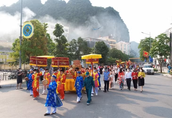 The festival opened with a palanquin procession pass by Le Thanh Tong Road to Long Tien pagoda and then back to the Duc Ong Temple.
