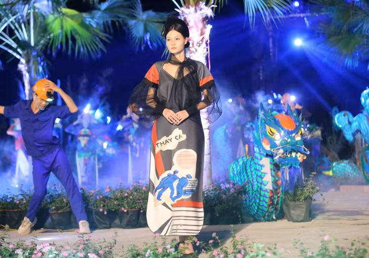 Ao Dai Festival on the bank of Bai Tu Long Bay ảnh 12