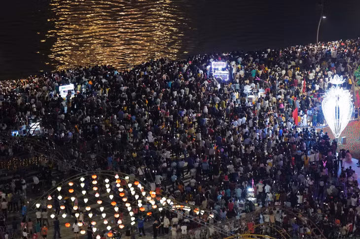 Tourist hotspots overrun by weekend holiday crowds ảnh 5 Tourist hotspots overrun by weekend holiday crowds
