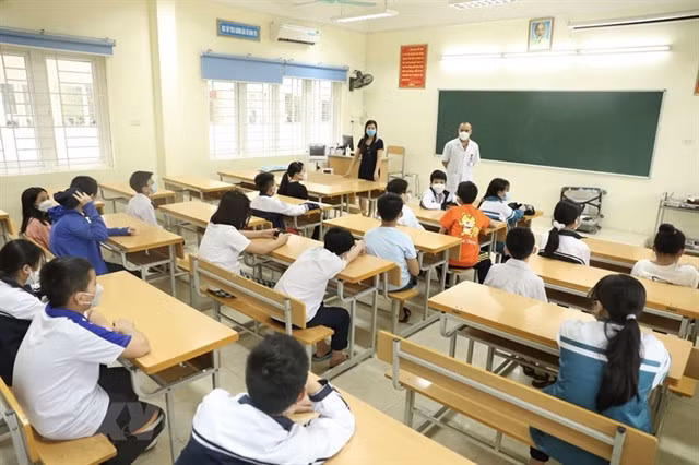 Students at a post-injection monitoring room at Lê Quý Đôn Secondary School in Hà Đông District of Hà Nội on Saturday.