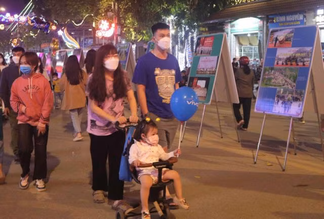 People stroll on Kim Đồng walking street in northern Cao Bằng Province, which reopened on Saturday night after nearly one year of closure.