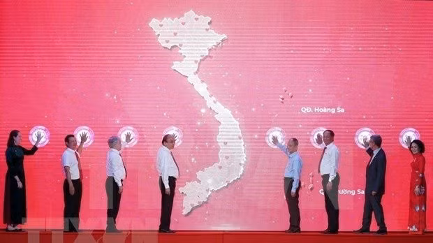President Nguyen Xuan Phuc (fourth from left) and delegates launch the Humanitarian Month
