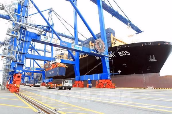Goods are loaded and unloaded at Hai Phong Port.(Photo: VNA)