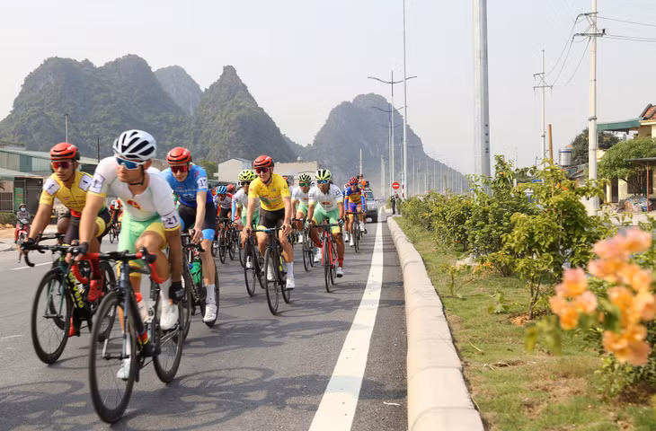 Riders performed the race along the coastal road of Ha Long - Cam Pha.