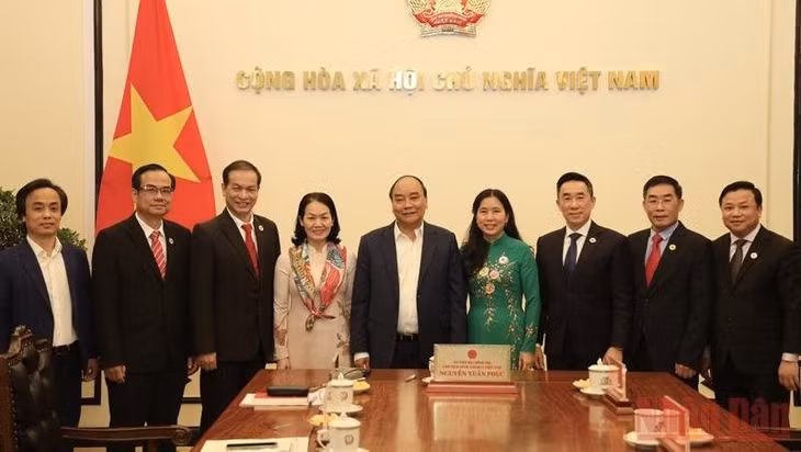 President Nguyen Xuan Phuc and leaders of the Vietnam Red Cross Society