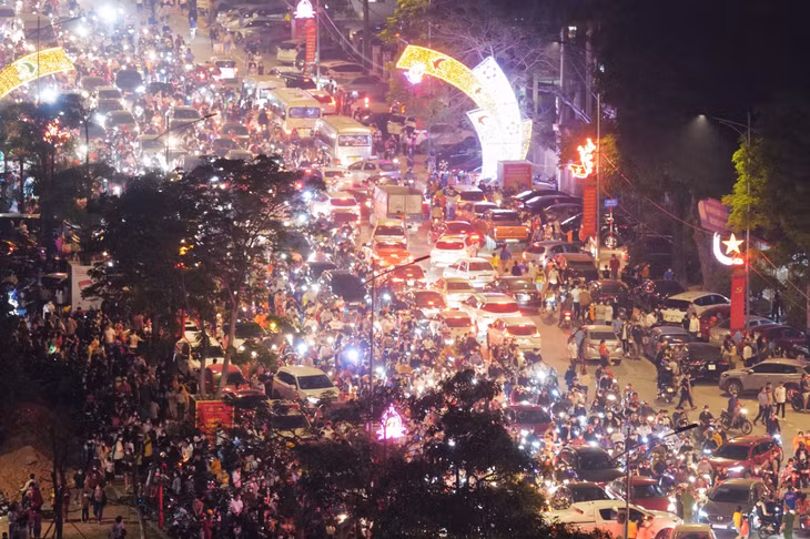 Tourist hotspots overrun by weekend holiday crowds ảnh 6 Tourist hotspots overrun by weekend holiday crowds