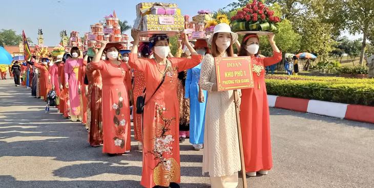 Người dân địa phương tham gia đoàn rước.