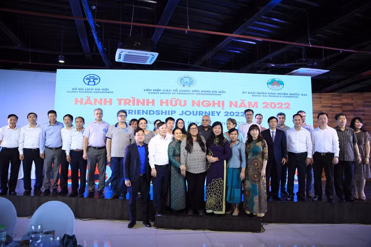 Delegates participating in the friendship journey 2022 took souvenir photos.