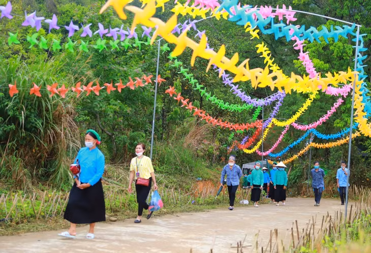 San Chi ethnic women wear traditional costumes to participate in the festival.