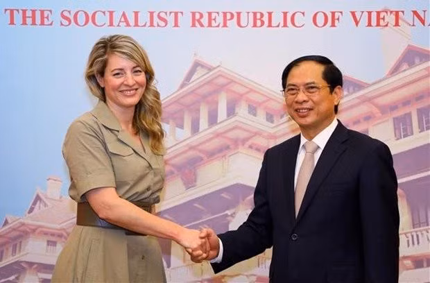 Foreign Minister Bui Thanh Son (R) and his Canadian counterpart Mélanie Joly meet in Hanoi on April 13.