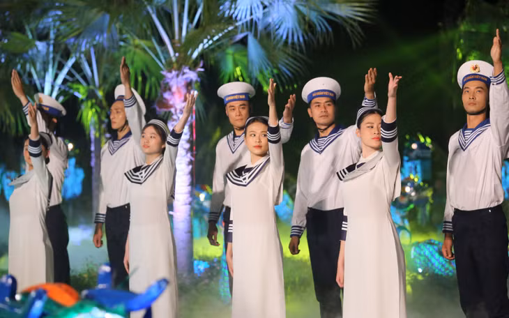 The performance of white Ao Dai and navy uniform opened the Ao Dai collection with the theme "Proud of the motherland's sea and islands".