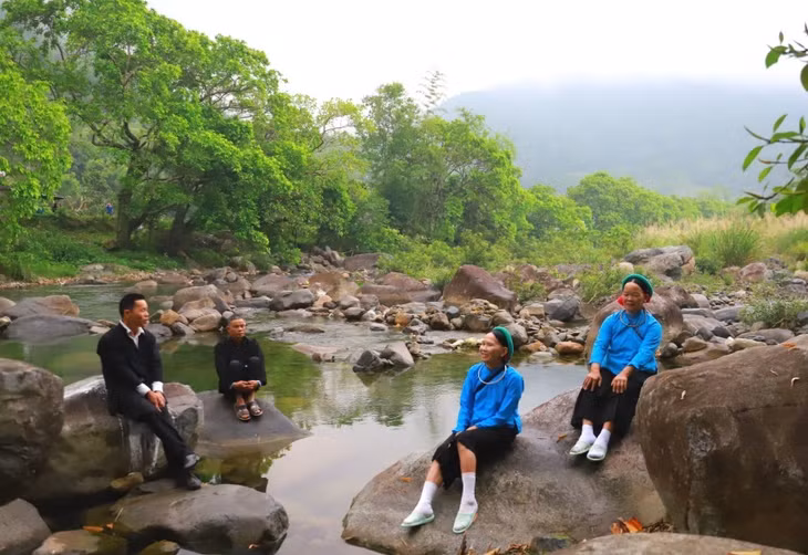 San Chi ethnic people together sang "Soong Co" songs at Thanh Thin dam.