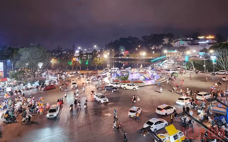 The centre of Da Lat mountain town at the opening night of the “Lam Dong Tourism Golden Week 2022”. (Photo: nhandan.com.vn)