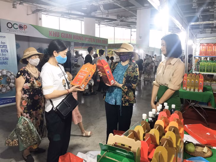 Customers and tourists bought goods at the Quang Ninh OCOP Fair - Summer 2022.