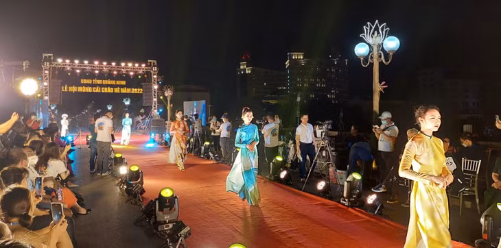 Impressive Ao Dai show