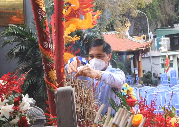 Secretary of Ha Long city Party's Committee cum Chairman of the city People's Council, Vu Van Dien, offered incense at General Tran Quoc Nghien Temple.