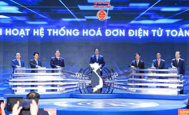 Prime Minister Phạm Mình Chính (centre) at an event to start the country's e-invoice programme.