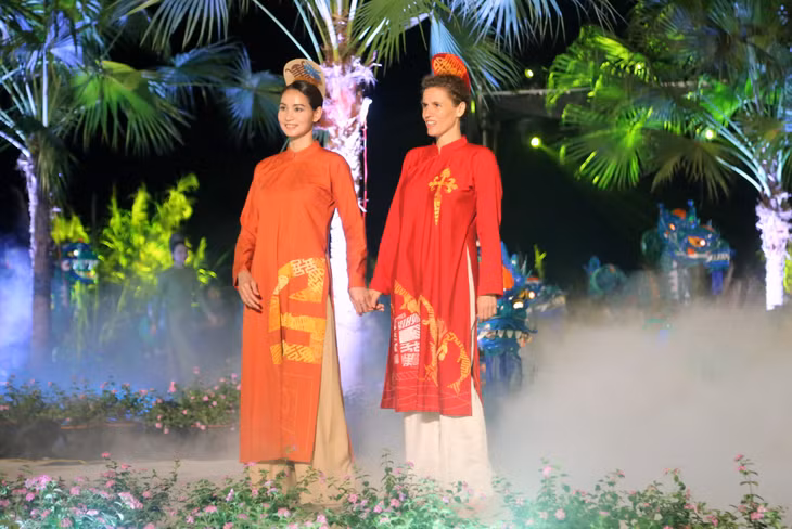 Foreign models put on Vietnamese ao dai with traditional patterns of the Tran Dynasty.